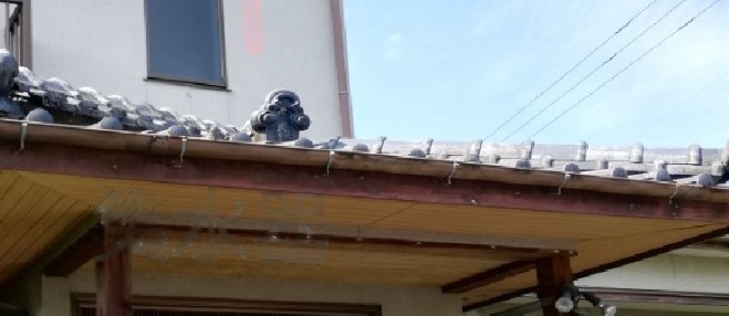 玄関先軒樋　交換前